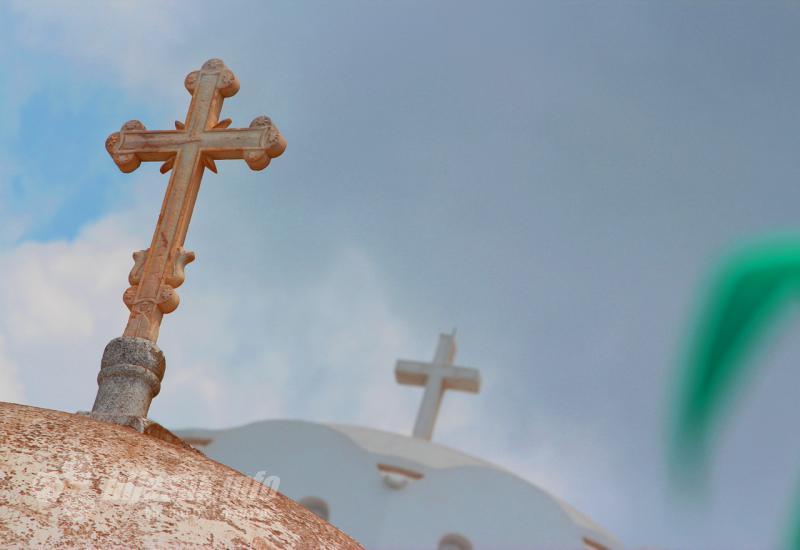Križ i krst na crkvama u Firi - Santorini: Mjesto plavih i bijelih krovova i najljepšeg zalaska sunca na svijetu