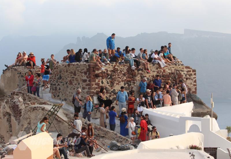 Turisti okupirali tvrđavu kako bi vidjeli najljepši zalazak sunca na svijetu - Santorini: Mjesto plavih i bijelih krovova i najljepšeg zalaska sunca na svijetu