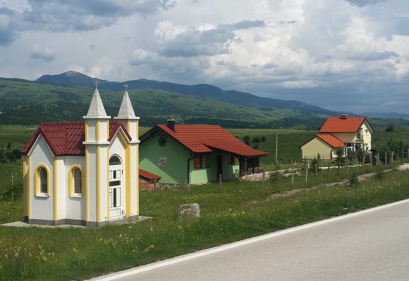 Zavjetna kapela - Bosansko Grahovo: Potomci se vraćaju nakon 75 godina i grade kuće na svojoj očevini
