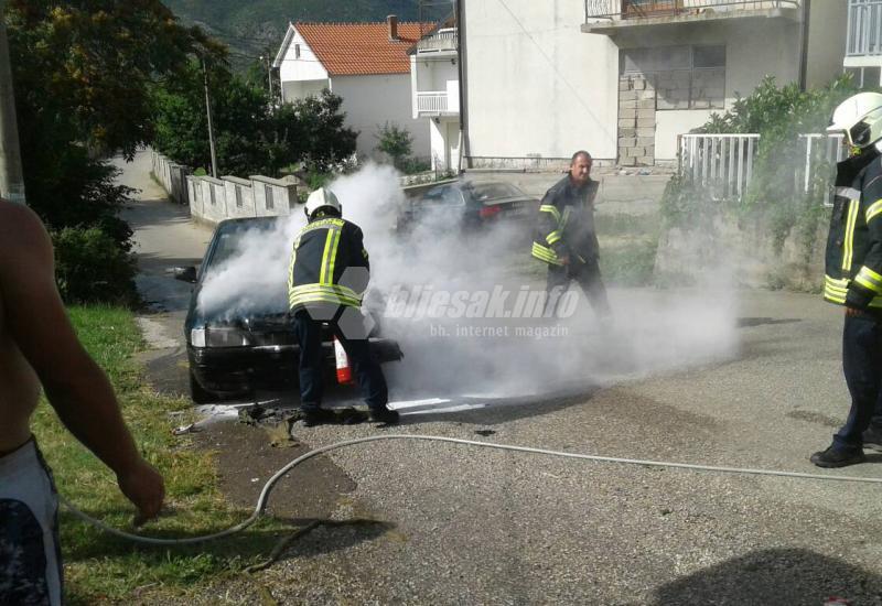Mostar: Zapalio se automobil tijekom vožnje