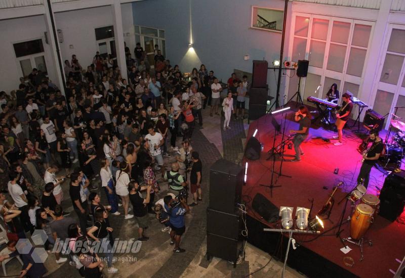 Mnogobrojna publika na koncertu - Mostar: Mladi glazbenici oživjeli devedesete