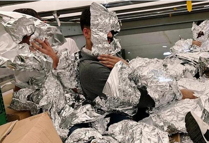  - Migranti se omotavaju aluminijskom folijom da prođu rendgensku kontrolu