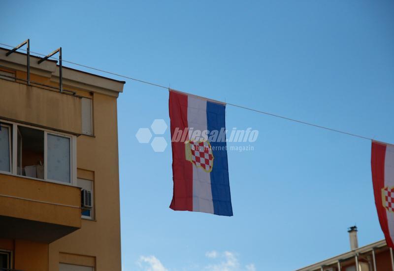 Mostar ''okićen'' zastavama Herceg-Bosne