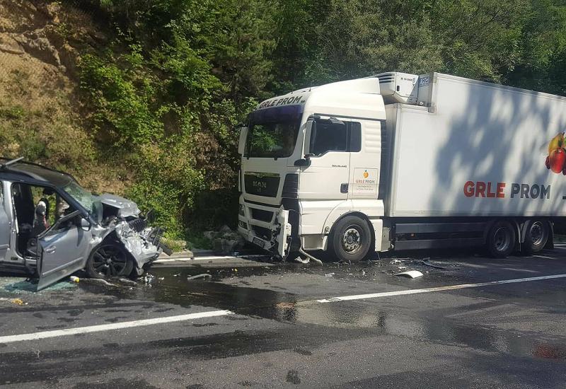Teška nesreća kod Konjica: Sudar kamiona i osobnog vozila