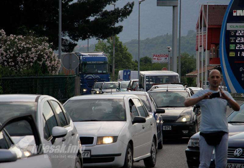 Mostarski vozači ipak blokirali cestu zbog skupog goriva: Narod se muze kao ovca