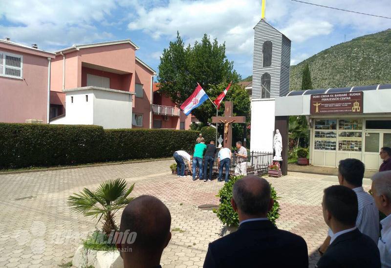 Polaganje vijenaca - Mostar: Položeni vijenci za poginule branitelje