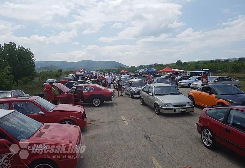Old school Street race Mostar: Stotine automobila u borbi za titulu najbržeg 
