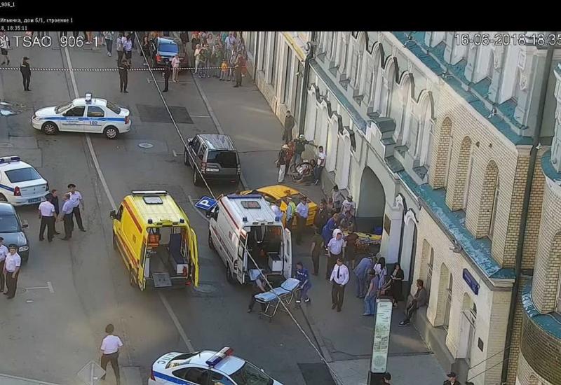 Taksi se zabio u navijače u središtu Moskve