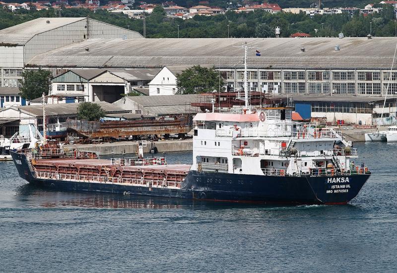 Turski brod s opasnim teretom tone kod otoka Jabuke