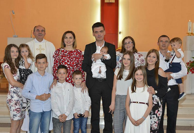 U obitelji Sičaja kršteno sedmo dijete