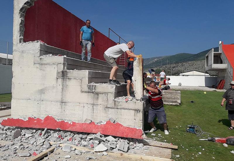 Pogledajte kako je srušena tribina na stadionu Rođeni u Mostaru