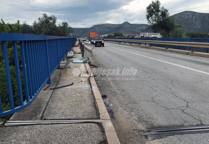Ostaci prometne nesreće u Mostaru - Tko i zašto ne mete mostarske ceste nakon nesreća?   