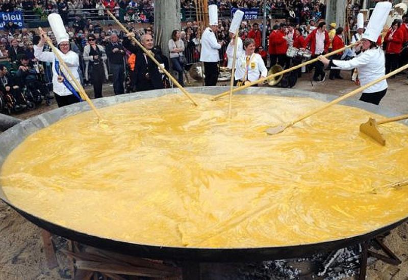 Tradicionalni omlet s 10.000 jaja, pravi se u Belgiji (uslikano u travnju 2014.) - Veliki rat oko jaja