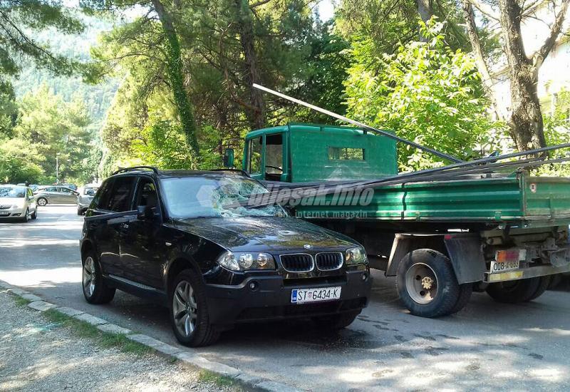 Stravična nesreća u Mostaru: Šipke s kamiona zamalo ubile ženu i dijete 