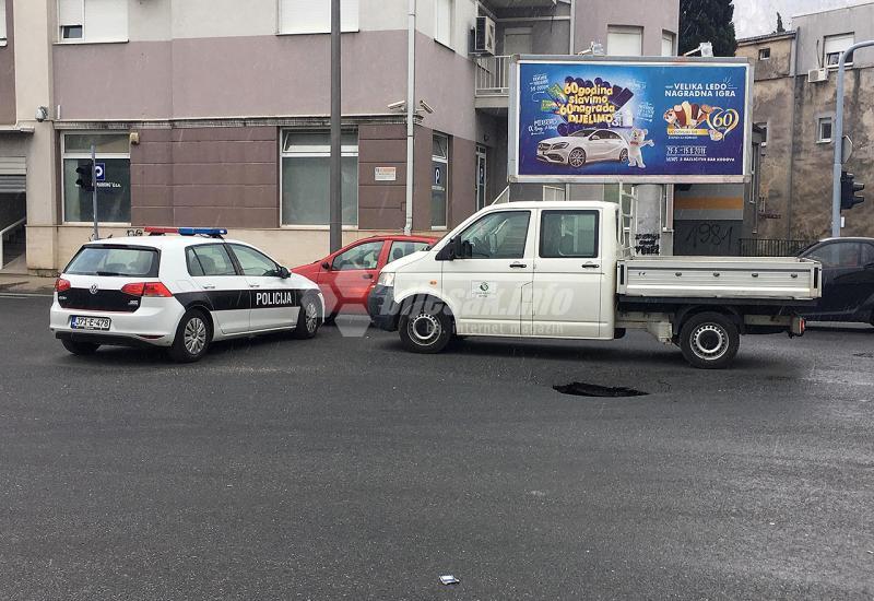 Rupa na prometnici - Mostar: Otvorila se rupa na cesti