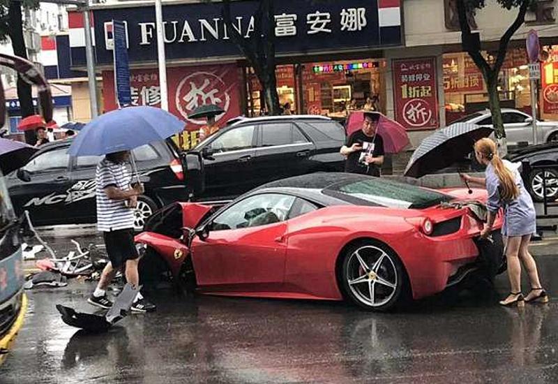 Kineskinja unajmila Ferrari i razbila ga nakon par metara