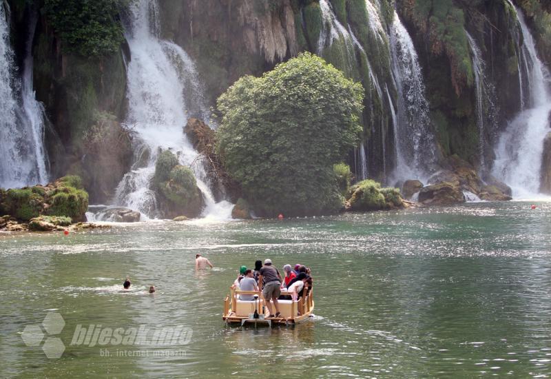 Turisti na rijeci Trebižat - Mostar kao City Break destinacija