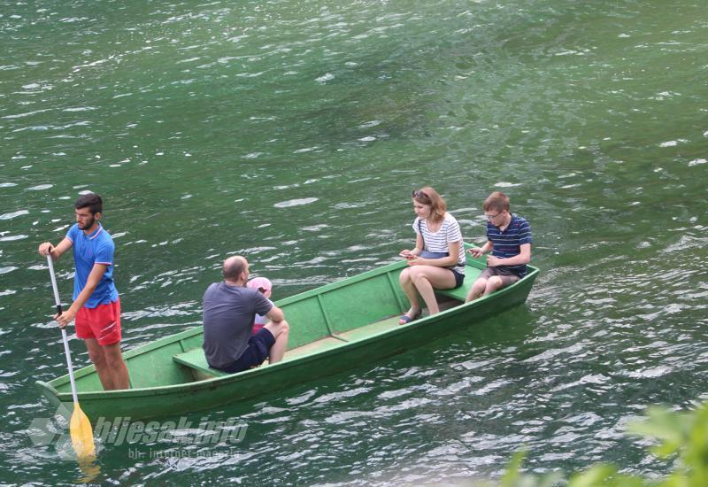 U ljepotama vodopada Kravica uživaju pretežito strani turisti - Vlasnici objekata uz hercegovačke rijeke:  