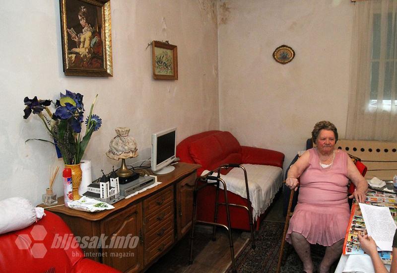 Tu, pored nas: Starica u Mostaru godinama živi u ruševinama 