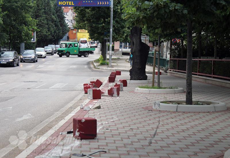 Iskrčene betonske kocke na Balinovcu - Mostar: Građani prijete blokadom prometnice zbog opasnog raskrižja 