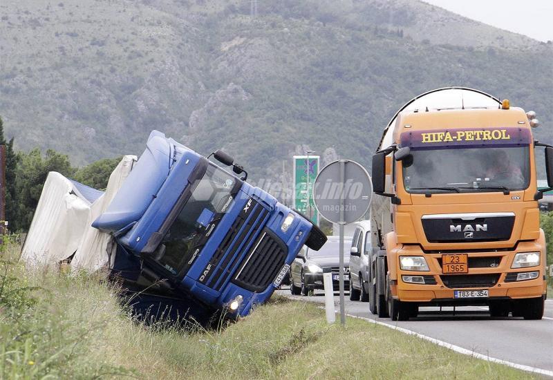 Mostar: Prevrnuo se kamion
