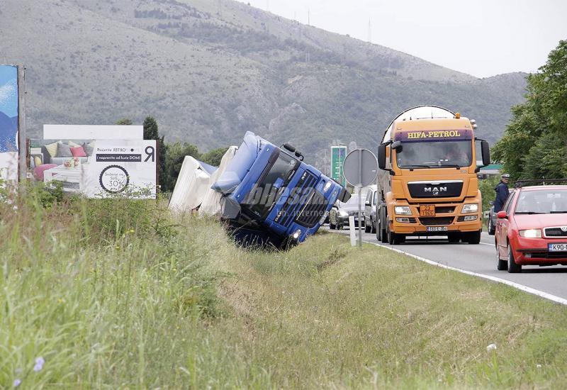 Prevrnuo se kamion - Mostar: Prevrnuo se kamion