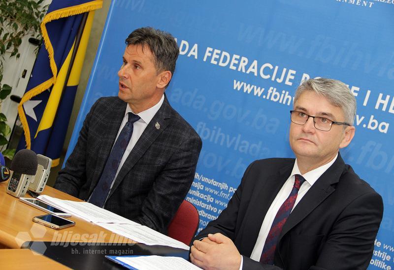 Premijer Fadil Novalić i ministar branitelja Salko Bukvarević - Branitelji pred Vladom u Mostaru dočekali zakon u svoju korist
