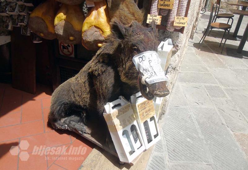 Divlje svinje „nude“ pršut i kobasice od samih sebe - San Gimignano: Čiji je najveći?