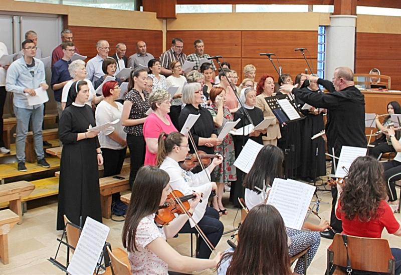 Zbor i orkestar su upotpunili misno slavlje - U mostarskoj katedrali zaređena četvorica svećenika
