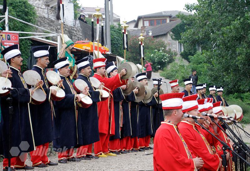 Jaka kiša nije omela koncert ispod Starog mosta: Turski vojnici tradicionalno zasvirali 