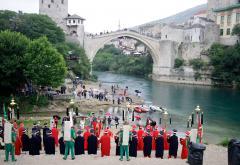 Jaka kiša nije omela koncert ispod Starog mosta: Turski vojnici tradicionalno zasvirali 