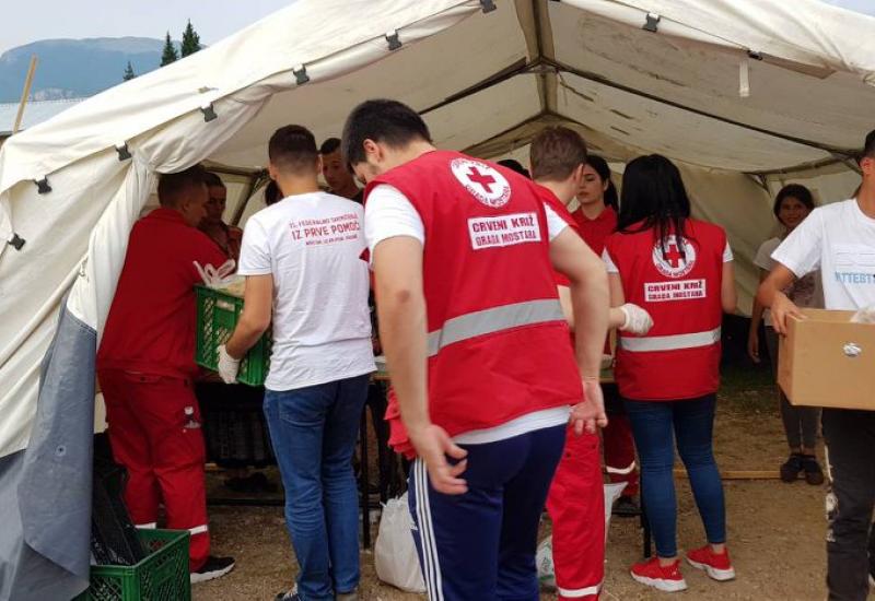 Crveni križ FBiH dosad osigurao oko 450.000 obroka za migrante