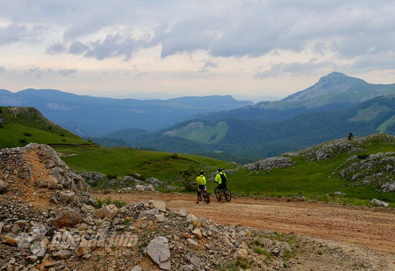 Biciklisti na vrhu prijevoja - Tajanstvena ljepota Orlovačkog jezera