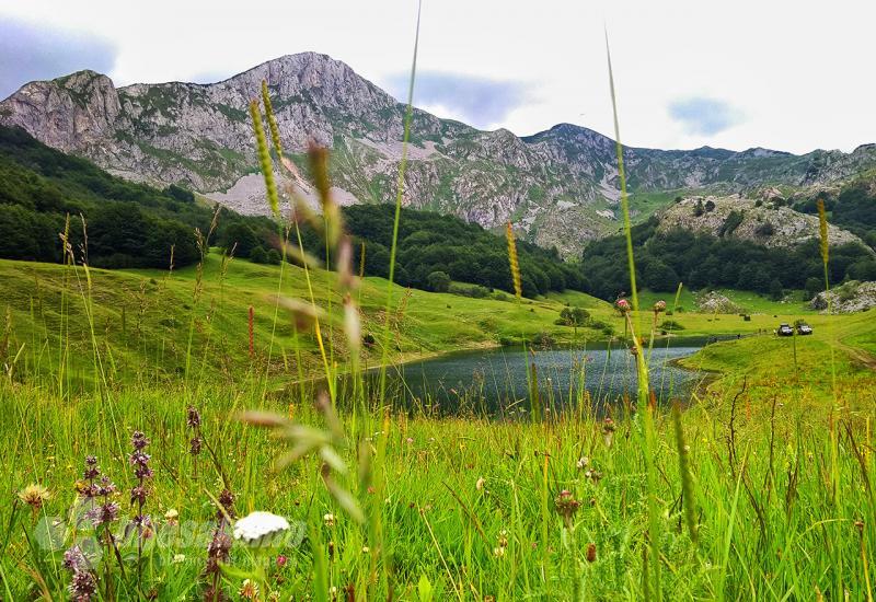 Orlovačko jezero pripada grupi cirkovnih jezera koga okružuju živopisne livade i brežuljci iznad kojih se uzdižu padine Zelengore. - Tajanstvena ljepota Orlovačkog jezera