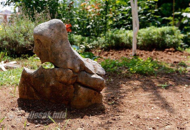 Kamena skulptura s Planinice - Ljubav otvara vrata najljepšeg dvorišta Mostara