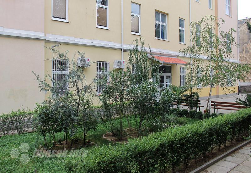 Zasađeno bilje - Posjetili smo najuređenija dvorišta mostarskih škola: Trud učenika se isplatio