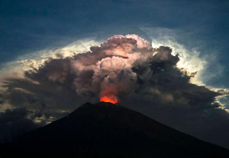 Vulkan na Baliju izbacivao lavu i pepeo, ljudi pobjegli iz svojih domova