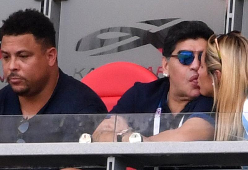 Mlađe je slađe: Kad Maradona ljubi svoju prijateljicu Rocio Olivu...