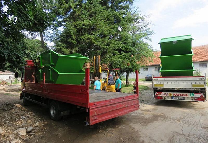 Uručena donacija - Danci Komusu donirali 15 kontejnera