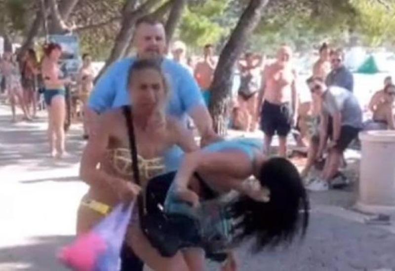 Tučnjava djevojaka u Makarskoj - VIDEO | Potukle se dvije djevojke, a onda palo šaketanje i njihovih momaka