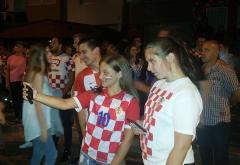 VIDEO | Mostar slavi pobjedu Vatrenih - upriličen i vatromet!