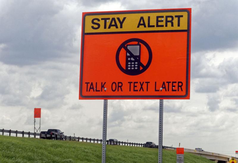 "Pametnim" prometnim znakovima protiv korištenja telefona u vožnji