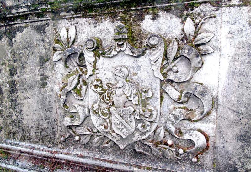 Jedan od grbova na Grobnici hrvatskih velikaša - Bihać, najistočniji grad Zapada i najzapadniji grad Istoka