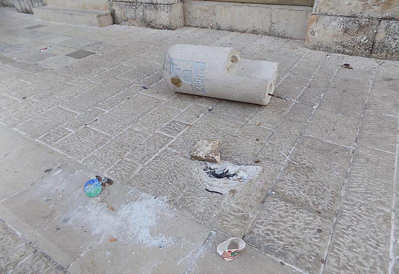 Dva preminula kamena stuba u Fejićevoj ulici u zoni pod znakom UNESCO-a