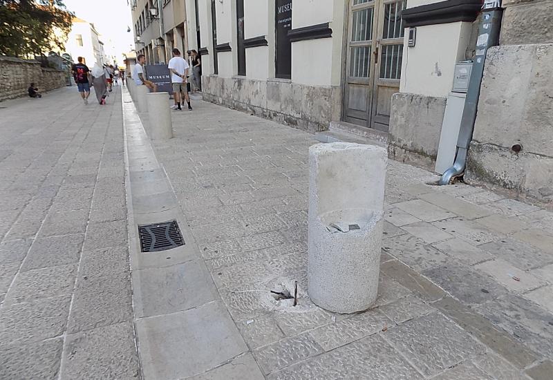 Stubovi u Fejićevoj - Dva preminula kamena stuba u Fejićevoj ulici u zoni pod znakom UNESCO-a