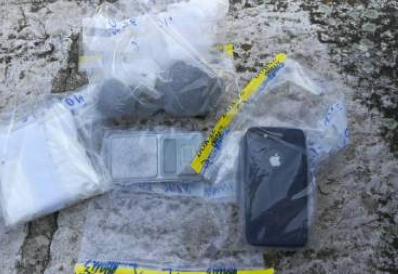 Oduzeti predmeti - U Konjicu priveden zbog droge: Policija otkrila marihuanu, digitalnu vagu, speed