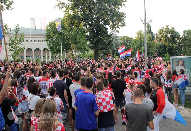 Veliki broj navijača pratio je utakmicu finala Svjetskog prvenstva  - Veliki broj navijača pratio finale SP-a u Mostaru