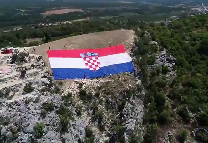 Zastava Hrvatske u Ljubuškom - Uoči finala Svjetskog: Iznad Ljubuškog postavljena ogromna zastava Hrvatske