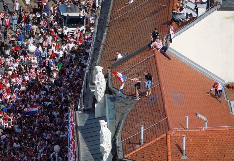 VIDEO | Zagreb u transu: Ljudi se penju po krovovima,  Vida i Vrsaljko predvode navijanje