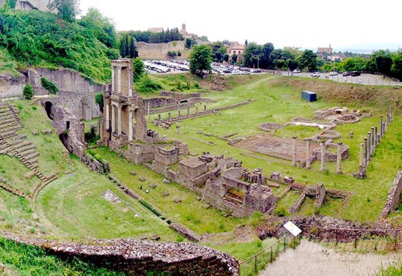 Rimski amfiteatar - Volterra, grad alabastera, Etruščana i zastava bačenih u nebo